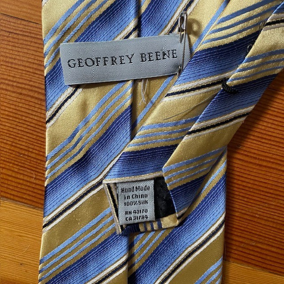 Geoffrey Beene Silk Blue Yellow Diagonal Stripe Tie 3 inch wide 63 inch Tie - Picture 2 of 4